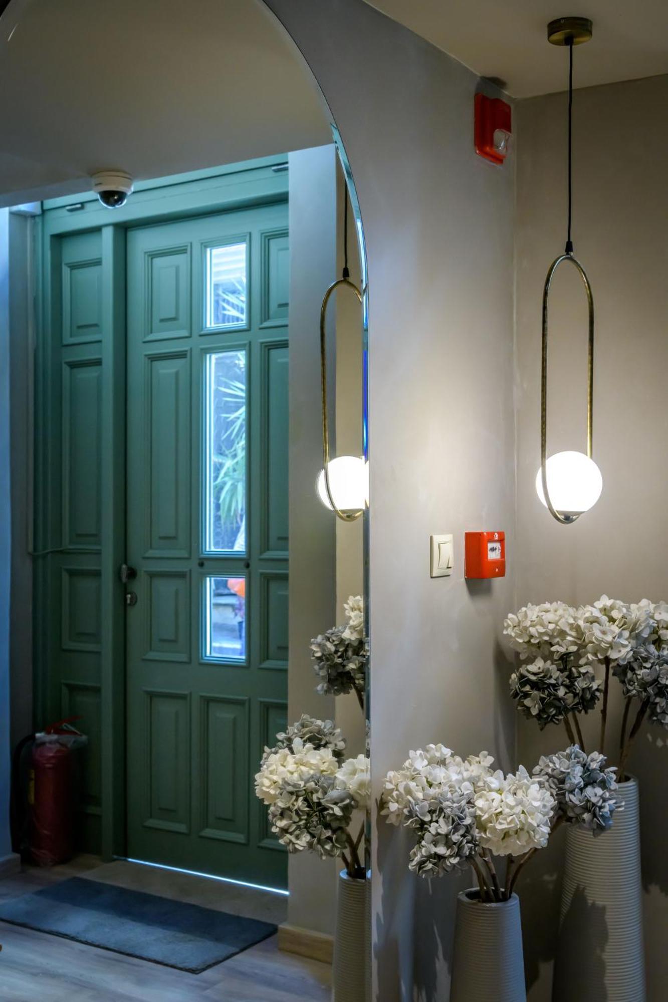 Urban Tales Aparthotel Athena Bagian luar foto